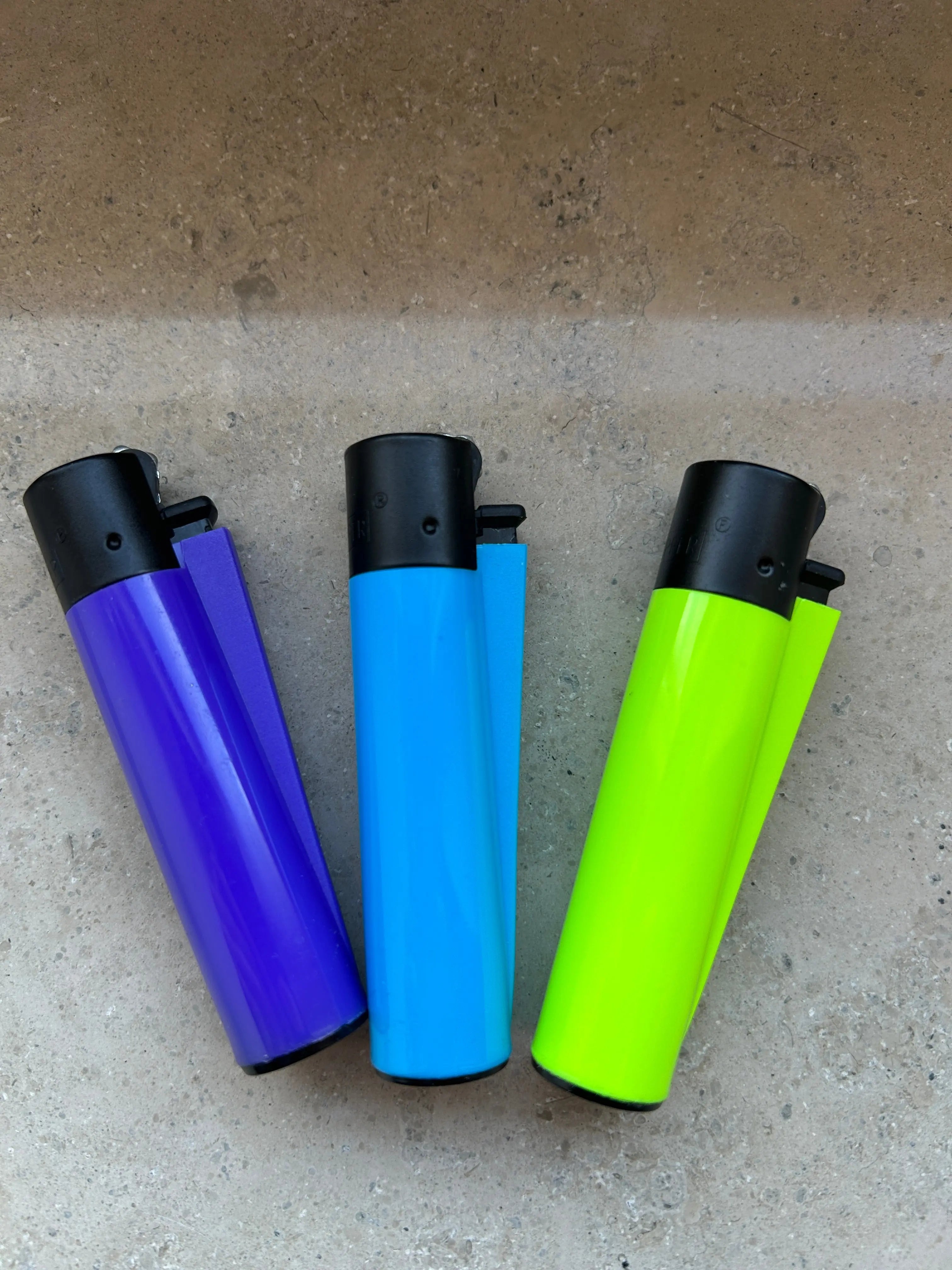 3 verschiedene Clipper Fireflow Feuerzeugen . Neongelb, Hellblau und dunkelblau! Spare beim Set und sicher dir dein Clipper bei GreenBotanic