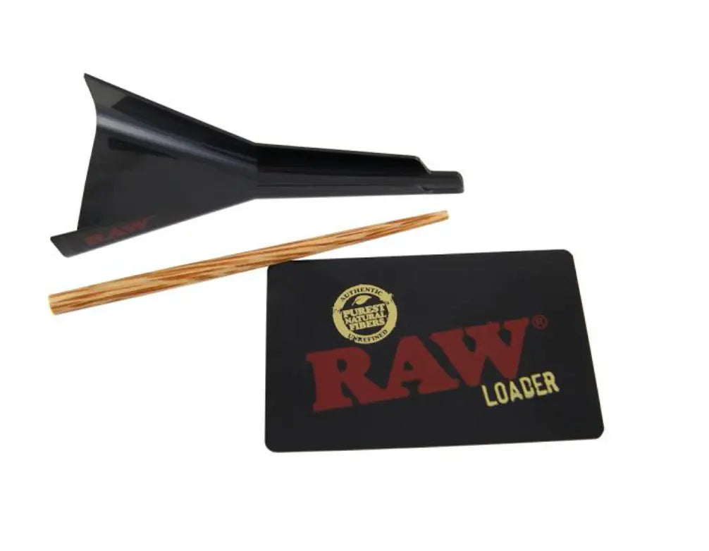 Der Inhalt des RAW Cone Loader besteht aus einem Einfüll-Trichter , einem Bambus Stäbchen und einer Plastikkarte 