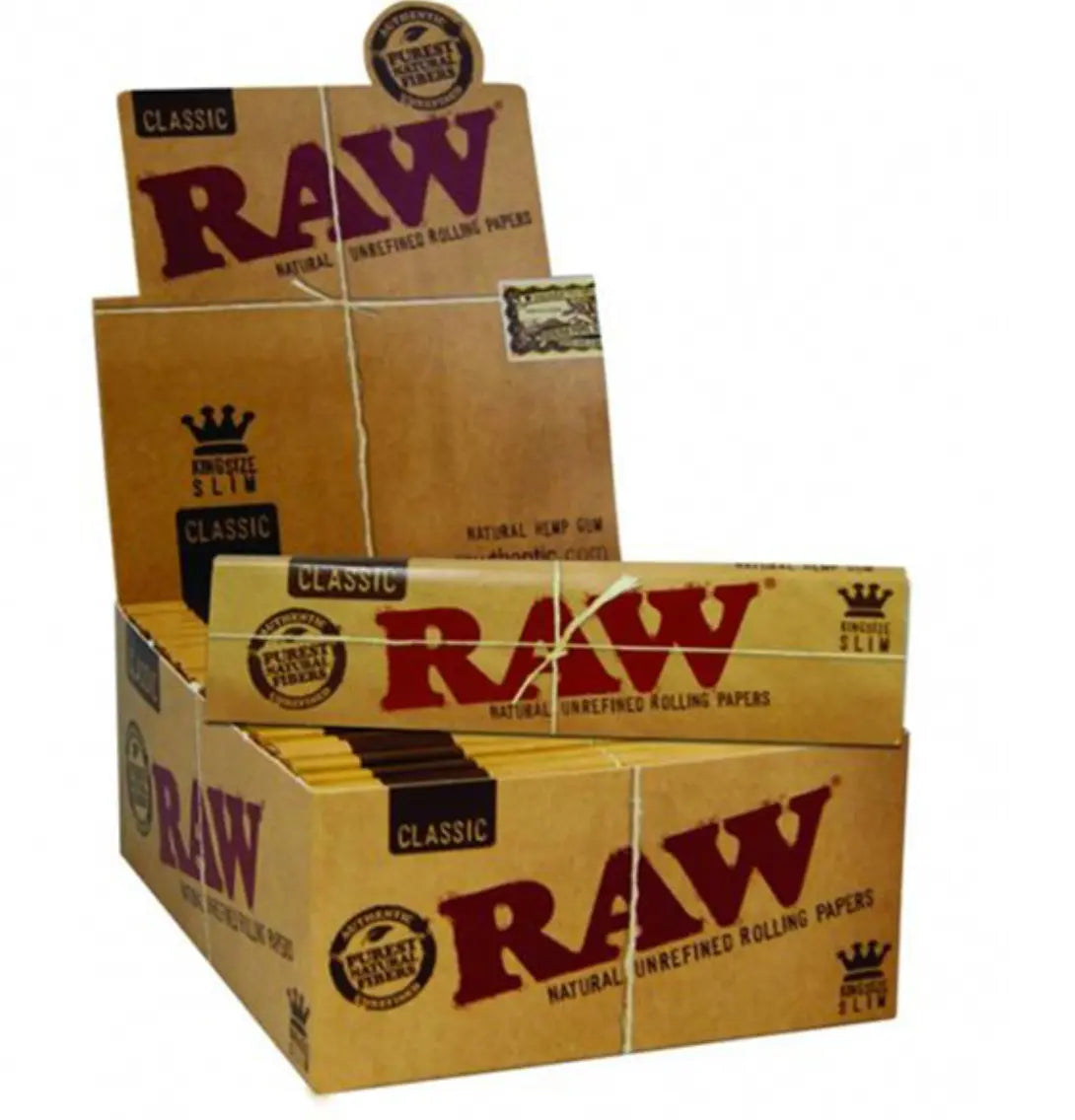 Es werden RAW Classic King Size Slim-Packungen mit jeweils 50 Heftchen à 32 Blatt ausgestellt, die mit Logos und Markenzeichen versehen sind, die auf die Verwendung von natürlichem Hanfgummi und umweltfreundlichem ungebleichtem Papier hinweisen.